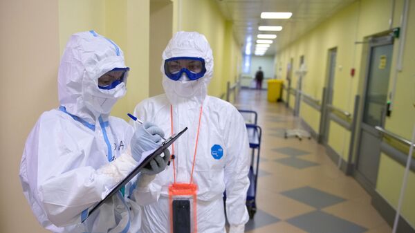 Медицинские работники во время обхода в госпитале для лечения больных COVID-19 - Sputnik Тоҷикистон