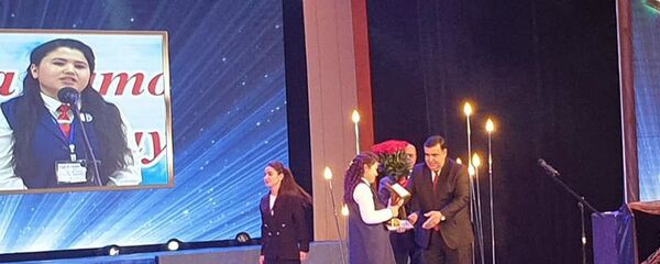 Раъно Насриддинова, барандаи шоҳҷоизаи озмуни Фурӯғи субҳи доноӣ китоб аст - Sputnik Тоҷикистон