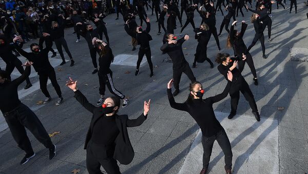 Танцоры группы Les essentiels во время выступления в знак протеста против политики правительства в области здравоохранения во Франции  - Sputnik Таджикистан