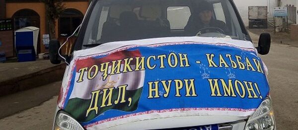 Гардиши мошинҳои сайёр бо баландгӯякҳо дар мавриди истифодаи нерӯи барқ дар Кӯлоб - Sputnik Тоҷикистон