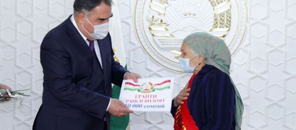 Раҷаббой Аҳмадзода, раиси вилояти Суғд ҳангоми тақдими грант ба занони ҳунарманд - Sputnik Тоҷикистон