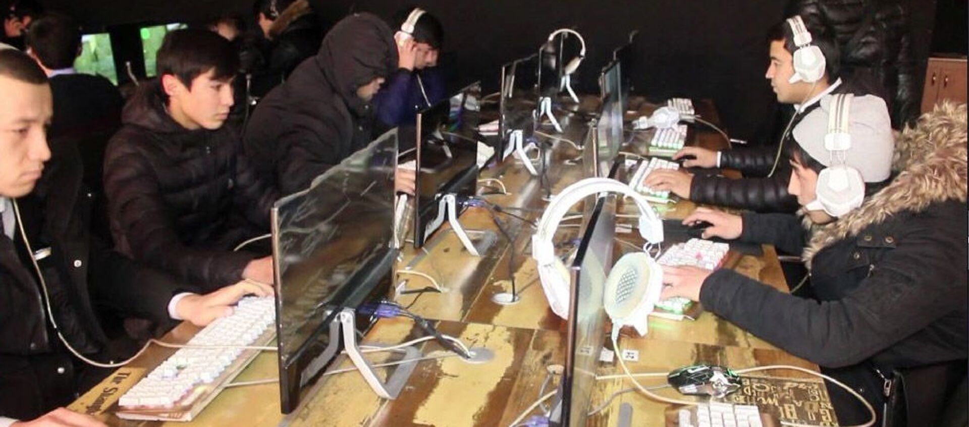 Дети играют на компьютеров в центре компьютерных игр в городе Худжанд - Sputnik Тоҷикистон, 1920, 21.12.2020