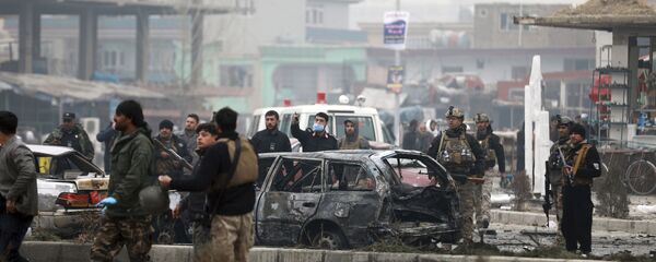 Сотрудники службы безопасности Афганистана осматривают место взрыва бомбы в Кабуле, 20 декабря 2020 - Sputnik Тоҷикистон