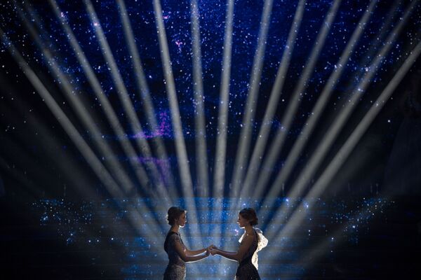 Мисс Нормандия и Мисс Прованс во время ожидания результатов конкурса красоты Мисс Франция-2021 - Sputnik Таджикистан