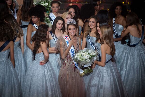 Избранная Мисс Франция-2021 Амандин Пети принимает поздравления - Sputnik Таджикистан