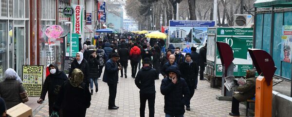 Прохожие на улице в Душанбе - Sputnik Тоҷикистон