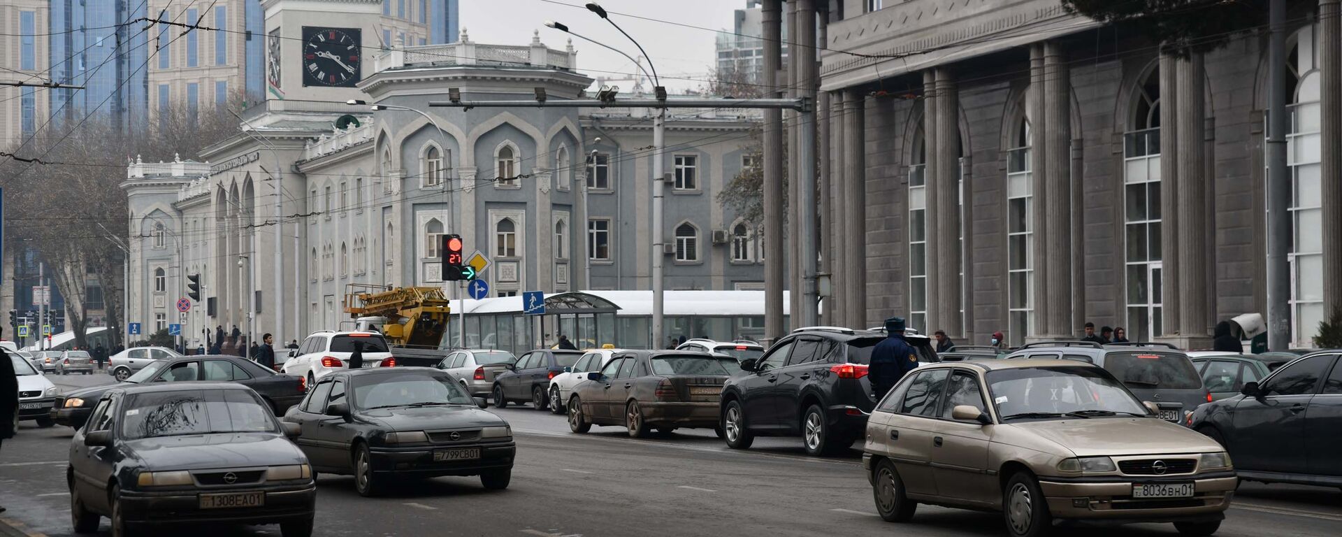 Автомобильная дорога в центре города Душанбе - Sputnik Тоҷикистон, 1920, 03.02.2021