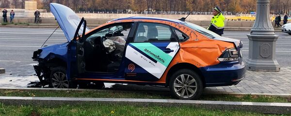 Каршеринговый автомобиль попал в ДТП  - Sputnik Тоҷикистон