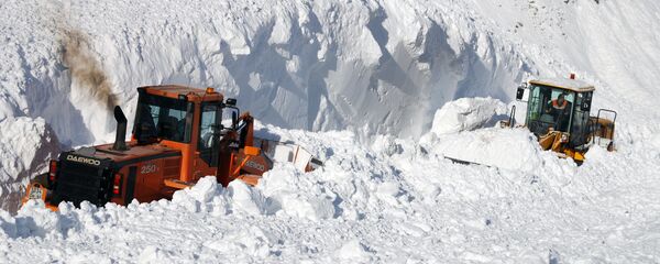 Сотрудники коммунальных служб проводят расчистку дорожного полотна от снежных завалов. - Sputnik Таджикистан
