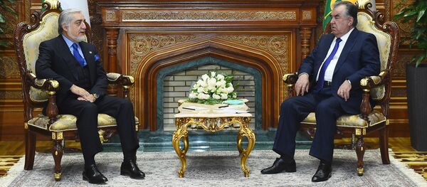 Встреча президента Таджикистана Эмомали Рахмона с председателеи высшего совета национального примирения Афганистана Абдулла Абдуллой Встреча президента Таджикистана Эмомали Рахмона с председателеи высшего совета национального примирения Афганистана Абдулла Абдуллой - Sputnik Тоҷикистон