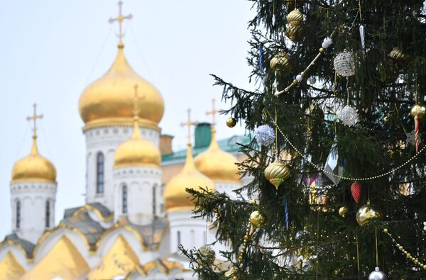 Украшение новогодней елки на Соборной площади Московского Кремля, архивное фото - Sputnik Таджикистан