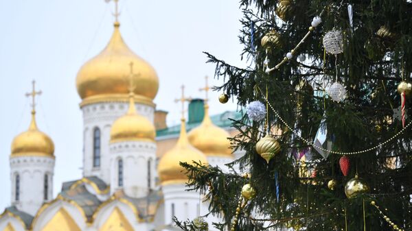 Украшение новогодней елки на Соборной площади Московского Кремля, архивное фото - Sputnik Таджикистан