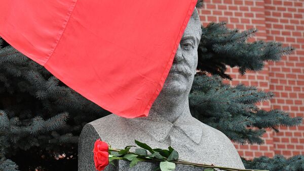 Бюст И. В. Сталина у его мемориального захоронения у Кремлевской стены на Красной площади - Sputnik Таджикистан