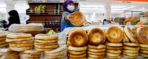 Прилавок с лепешками рынке Мехргон в Душанбе - Sputnik Тоҷикистон