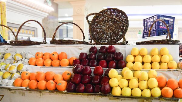 Прилавок с фруктами на рынке Мехргон в Душанбе - Sputnik Таджикистан