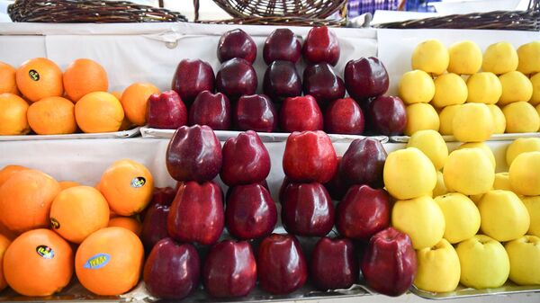 Прилавок с фруктами на рынке Мехргон в Душанбе - Sputnik Тоҷикистон