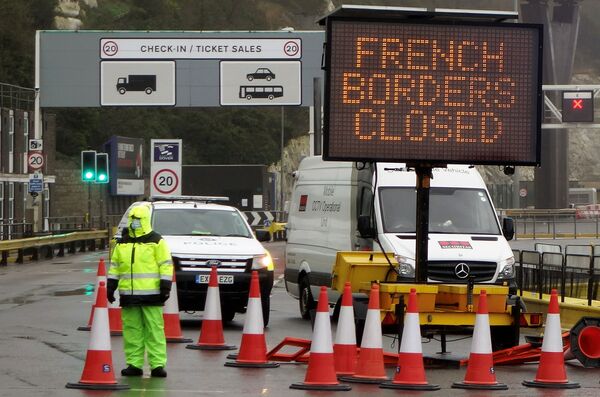 Предупреждение закрытии французской границы на въезде в порт Дувр в Кенте на юго-востоке Англии - Sputnik Тоҷикистон
