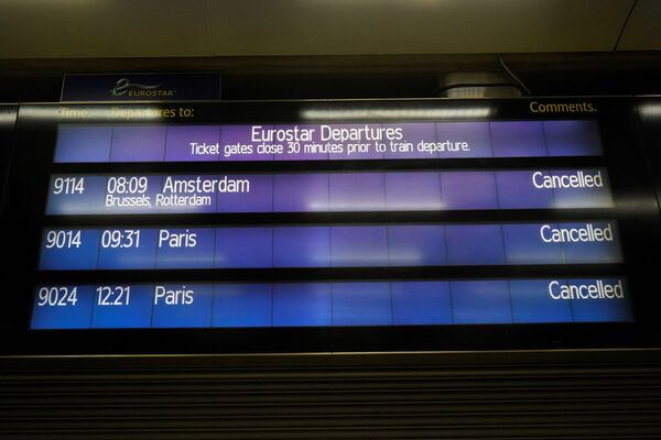 Электронное табло на станции St Pancras International в Лондоне, показывающее отмененные рейсы в Амстердам и Париж  - Sputnik Тоҷикистон