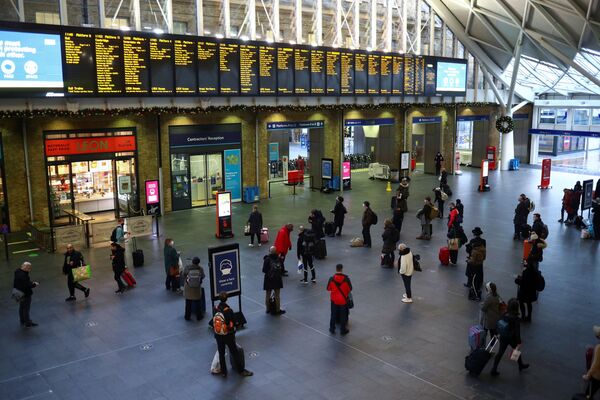 Туристы на вокзале Кингс-Кросс в Лондоне, Великобритания - Sputnik Тоҷикистон