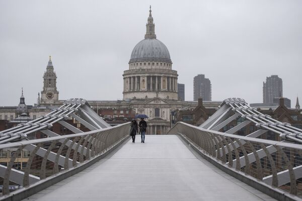 Прохожие на пустом мосту Миллениум в Лондоне, Великобритания  - Sputnik Тоҷикистон