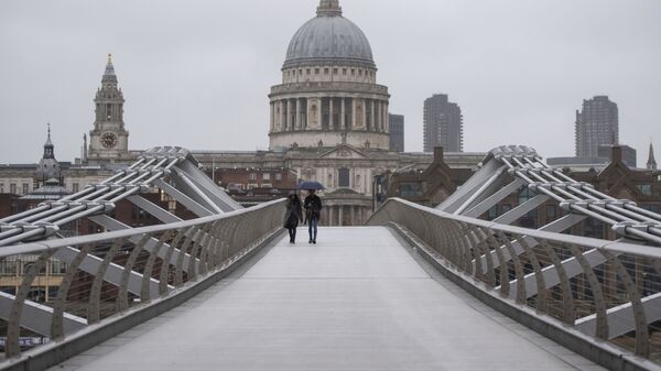 Прохожие на пустом мосту Миллениум в Лондоне, Великобритания  - Sputnik Таджикистан