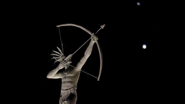 Юпитер и Сатурн на фоне статуи в штате Канзас  - Sputnik Тоҷикистон