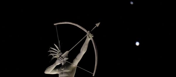 Юпитер и Сатурн на фоне статуи в штате Канзас  - Sputnik Таджикистан