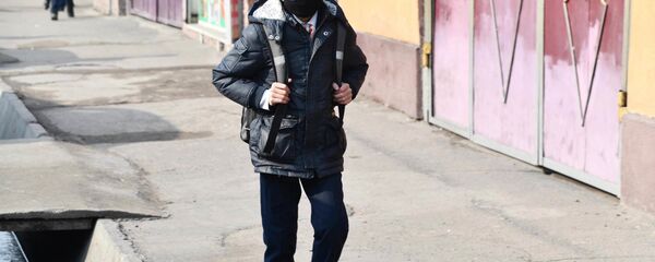 Школьник идет по улице города Душанбе - Sputnik Тоҷикистон