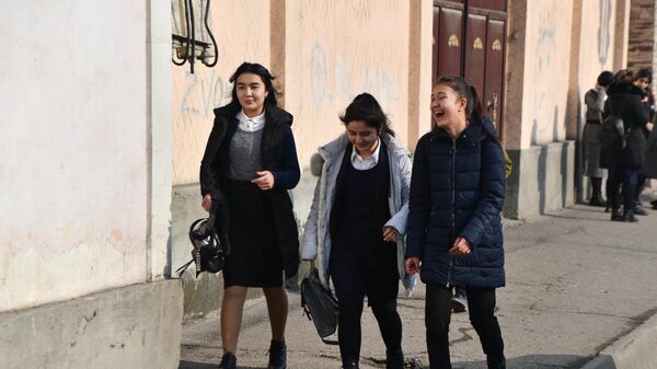 Подростки идут по улице города Душанбе - Sputnik Таджикистан