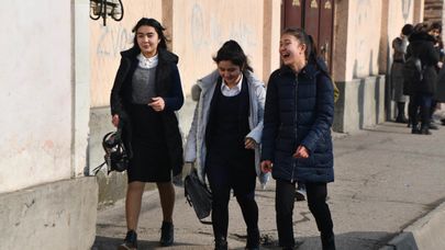 Подростки идут по улице города Душанбе