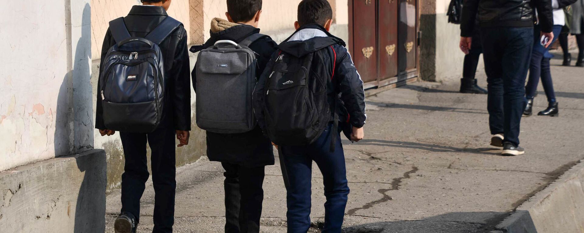 Школьники идут по улице города Душанбе - Sputnik Таджикистан, 1920, 21.05.2021