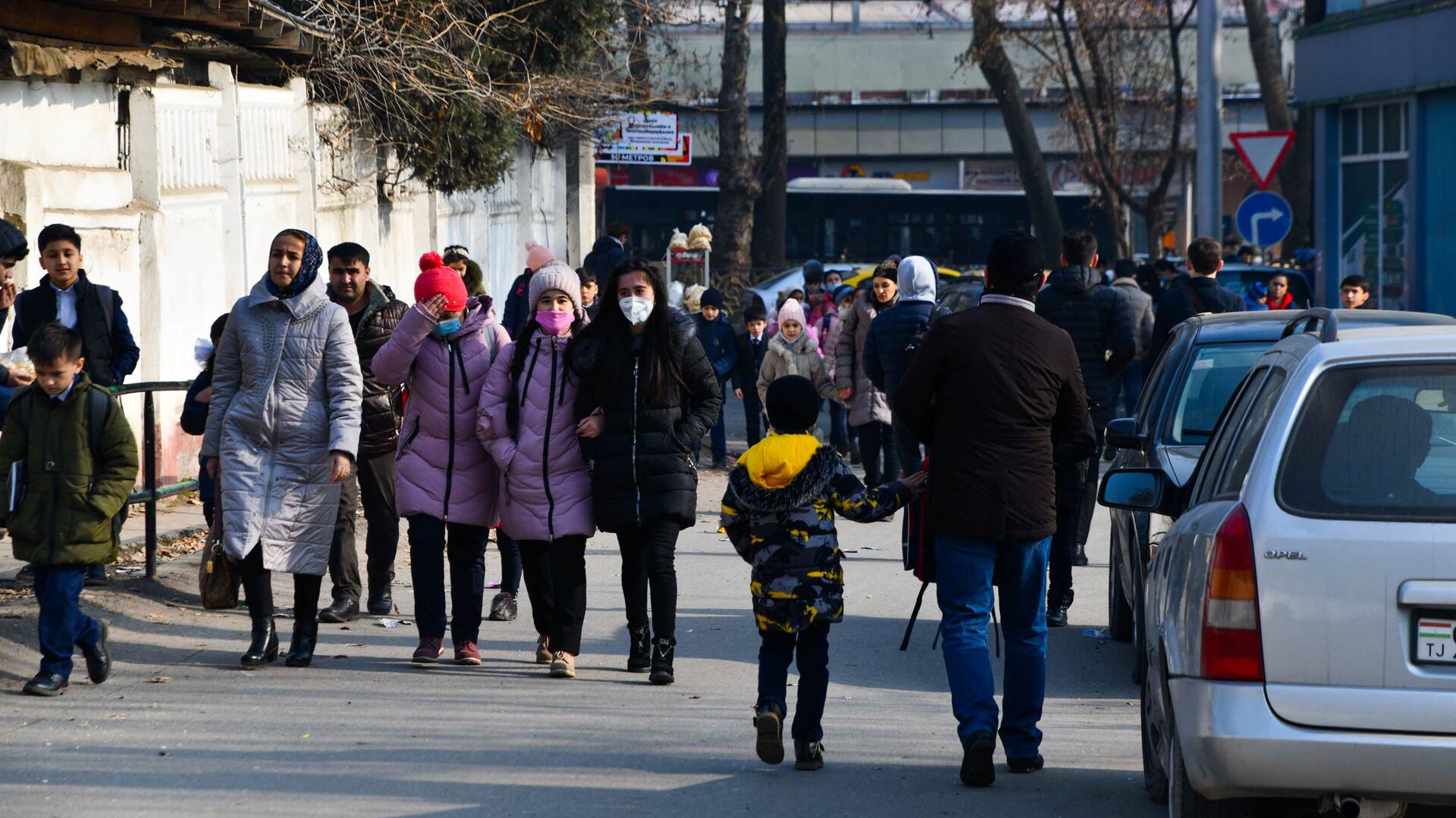 Люди на улице в городе Душанбе - Sputnik Таджикистан, 1920, 27.01.2022