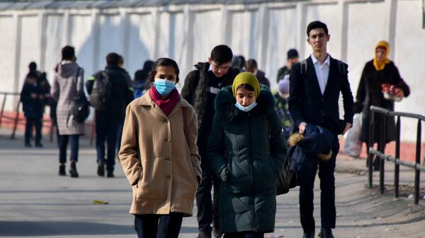 Девушки в защитных масках идут по улице в городе Душанбе - Sputnik Тоҷикистон
