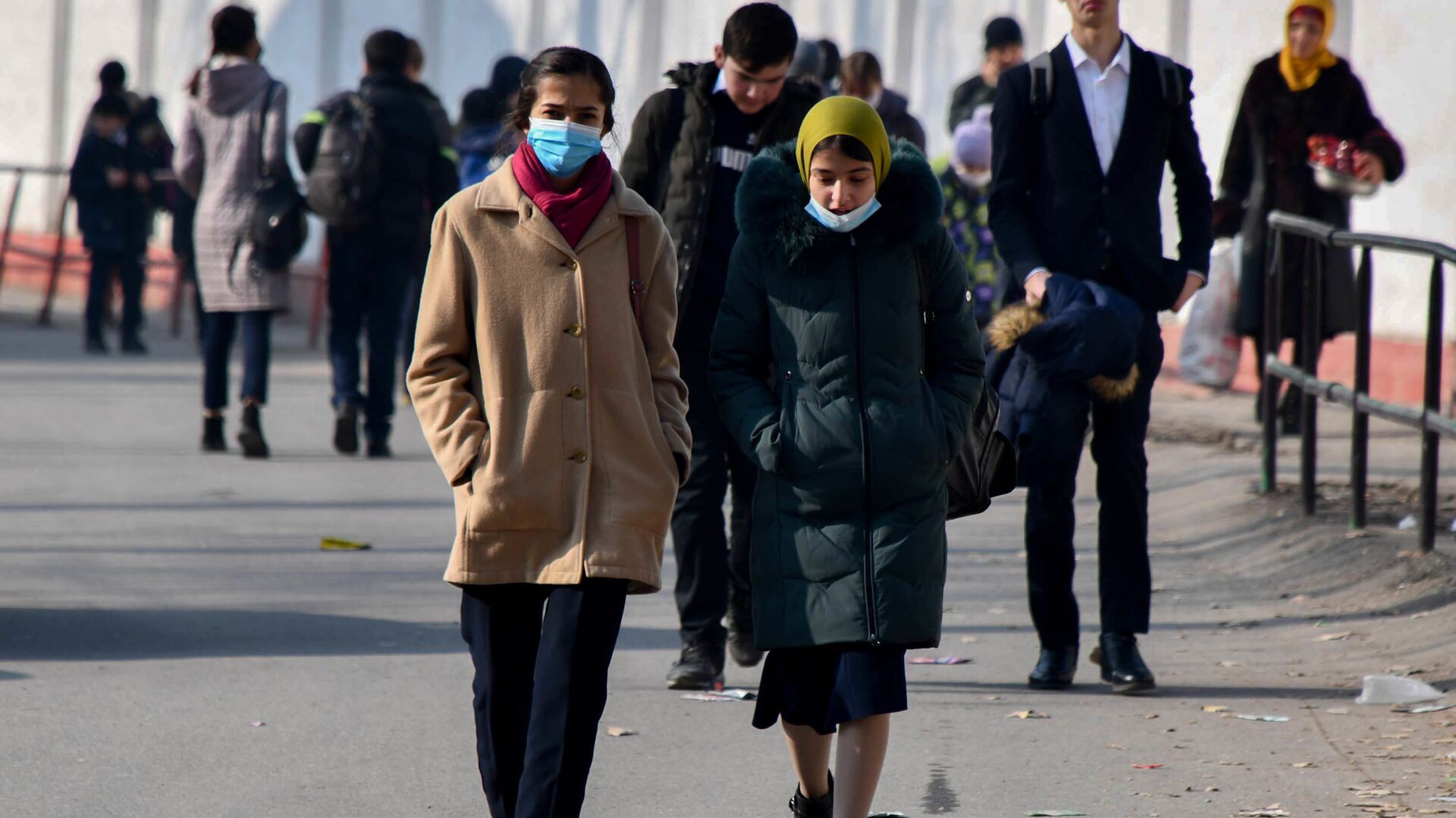 Девушки в защитных масках идут по улице в городе Душанбе - Sputnik Тоҷикистон, 1920, 21.12.2021