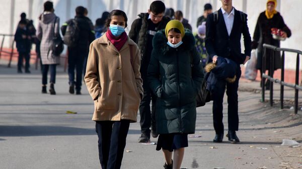 Девушки в защитных масках идут по улице в городе Душанбе - Sputnik Таджикистан