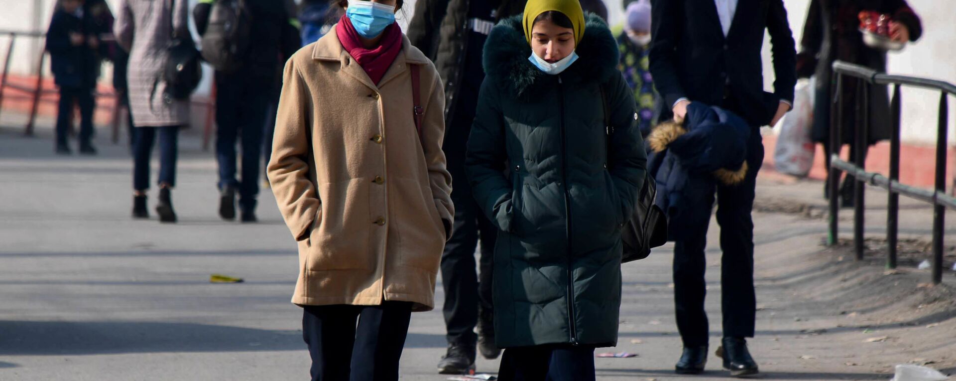 Девушки в защитных масках идут по улице в городе Душанбе - Sputnik Тоҷикистон, 1920, 08.12.2021
