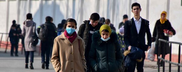 Девушки в защитных масках идут по улице в городе Душанбе - Sputnik Тоҷикистон