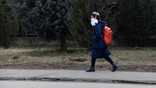 Школьница идет со школы - Sputnik Таджикистан