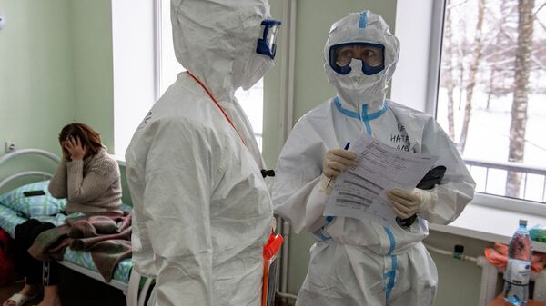 Медицинские работники во время обхода в госпитале - Sputnik Тоҷикистон