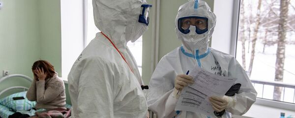 Медицинские работники во время обхода в госпитале Медицинские работники во время обхода в госпитале - Sputnik Тоҷикистон