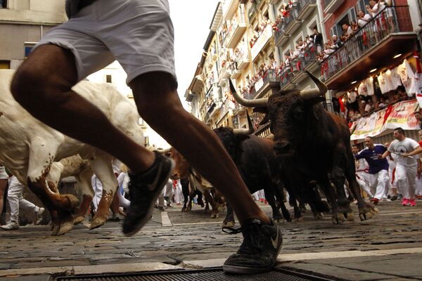 Бег быков на фестивале Сан-Фермин в Памплоне, Испания - Sputnik Таджикистан