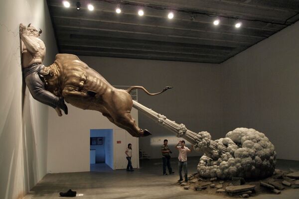 Скульптура китайского художника Чэнь Вэньлинга ​​в галерее Пекина, критикующая мировой финансовый кризис - Sputnik Таджикистан