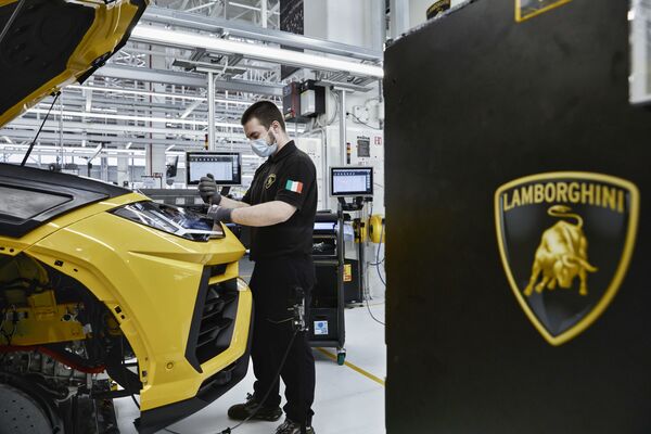 Рабочий сборочной линии завода Lamborghini в Сант-Агата-Болоньезе, Италия - Sputnik Таджикистан