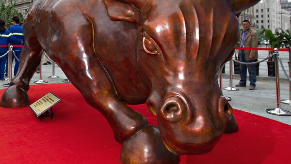 Скульптура атакующего быка итальянско-американского художника Артуро Ди Модики на набережной в Шанхае, Китай - Sputnik Тоҷикистон