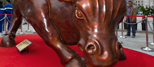 Скульптура атакующего быка итальянско-американского художника Артуро Ди Модики на набережной в Шанхае, Китай - Sputnik Тоҷикистон