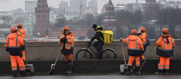 Сотрудники коммунальных служб и курьер сервиса доставки - Sputnik Таджикистан