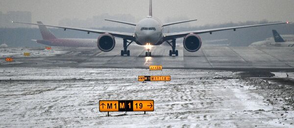Самолет на взлетной полосе Международного аэропорта Шереметьево, архивное фото Самолет на взлетной полосе Международного аэропорта Шереметьево, архивное фото - Sputnik Таджикистан