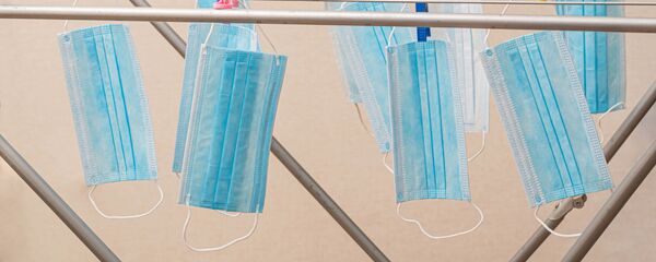 Защитные медицинские маски на сушилке для белья - Sputnik Таджикистан