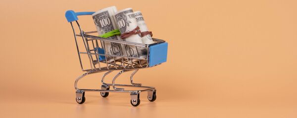 Доллары в миниатюрной тележке - Sputnik Таджикистан