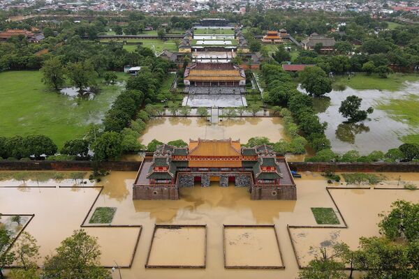 Императорский город Хюэ, затопленный паводками, вызванными сильными ливнями в центральном Вьетнаме - Sputnik Тоҷикистон